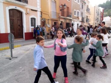 Cargos infantiles bailando