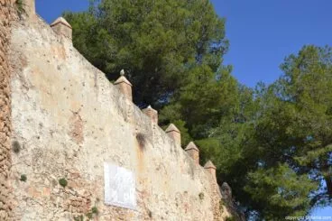 Castillo de Dénia – Lienzo con almenas prismáticas