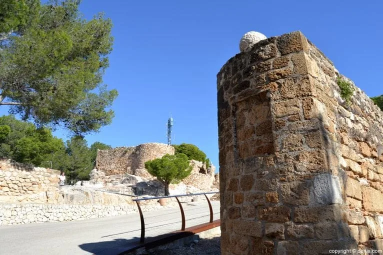 Castillo de Dénia - acceso a la explanada del Palau