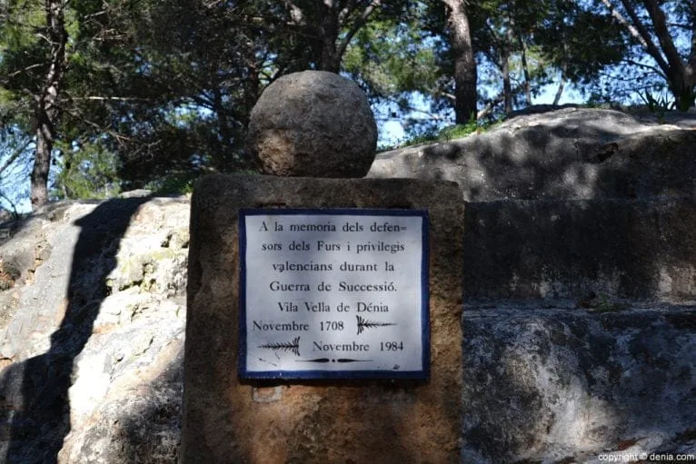 Castillo de Dénia - monolito