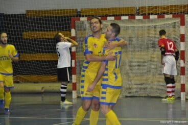 Curro felicitado por sus compañeros