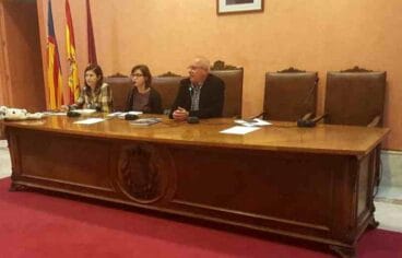 El alcalde y las concejalas en la reunión con los vecinos de Marqués de Campo