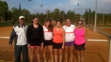 El entrenador Roberto Redondo con las jugadores del CT Dénia