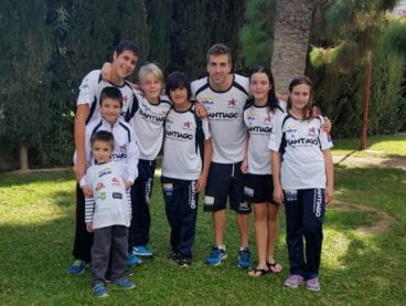 El entrenador y los nadadores del CN. Dénia