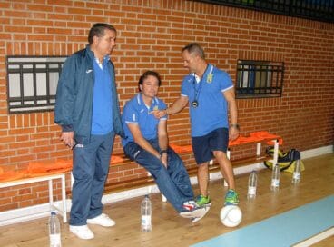 El técnico junto al presidente con rostro serio