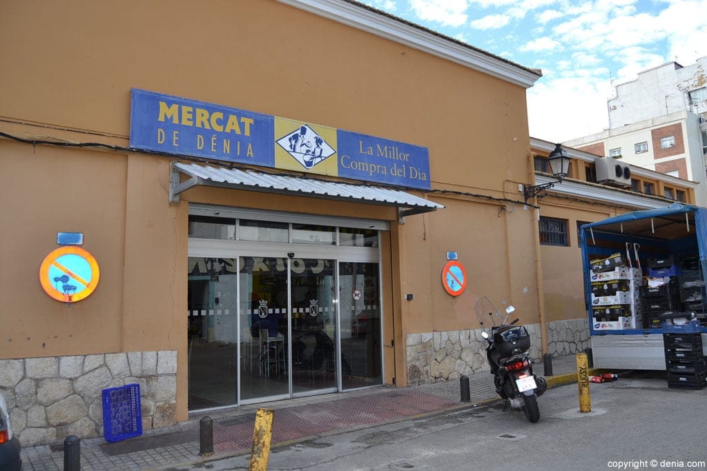 Entrada lateral del Mercat Municipal