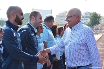 Grimalt saludando a Saúl Escobar coordinador de la EM Triatlón