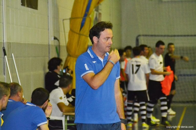 Javi Arnau en el banquillo