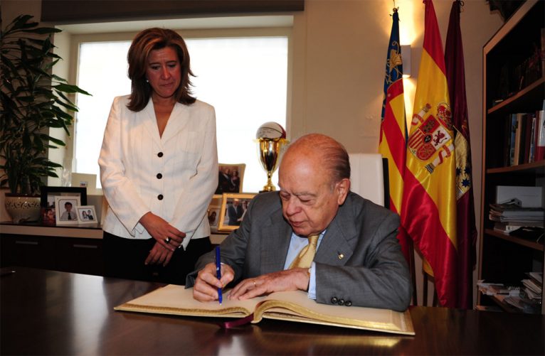 Jordi Pujol firma en el libro de honor de la Ciudad de Dénia