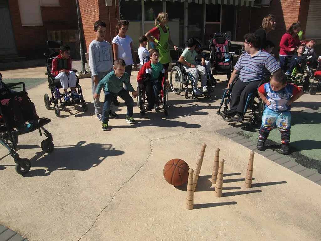 La Asociación Condenados al Bordillo presenta su proyecto de Escuela de Deporte Adaptado en la Fundación Alex 2 Juego de bolos en Condenados al Bordillo.