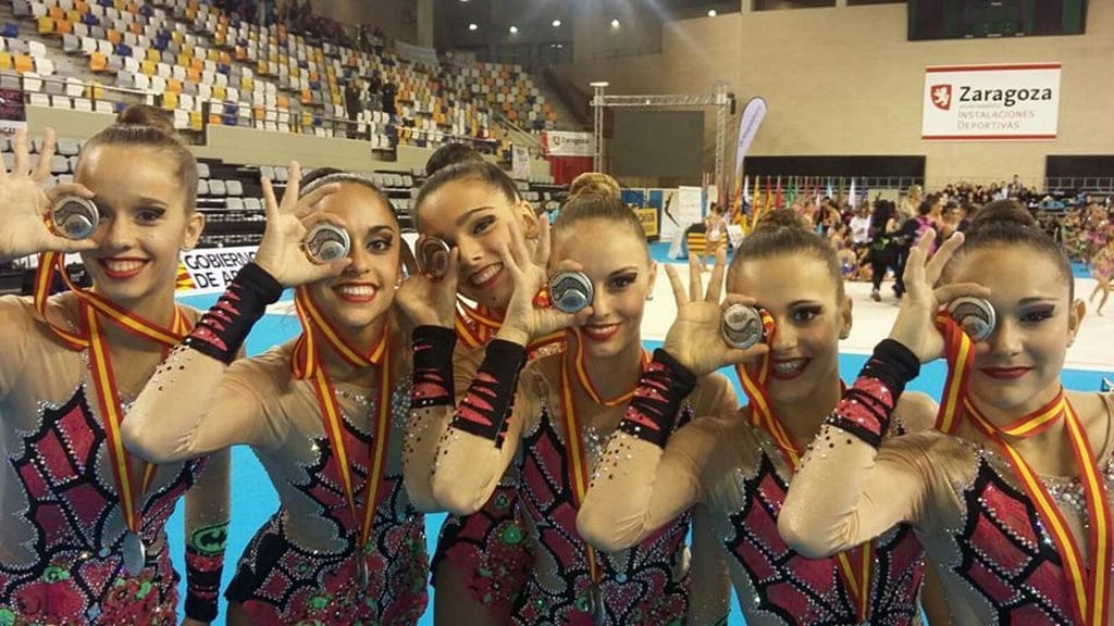 Laura Crespo con sus compañeras del Club Riba- Roja