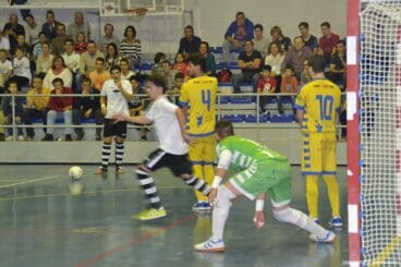 Llegada del Talayuela a la portería dianense