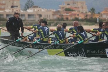 Los Veteranos del Club Rem Dénia en plena regata