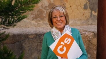 Mari Martínez sobre la playa para perros