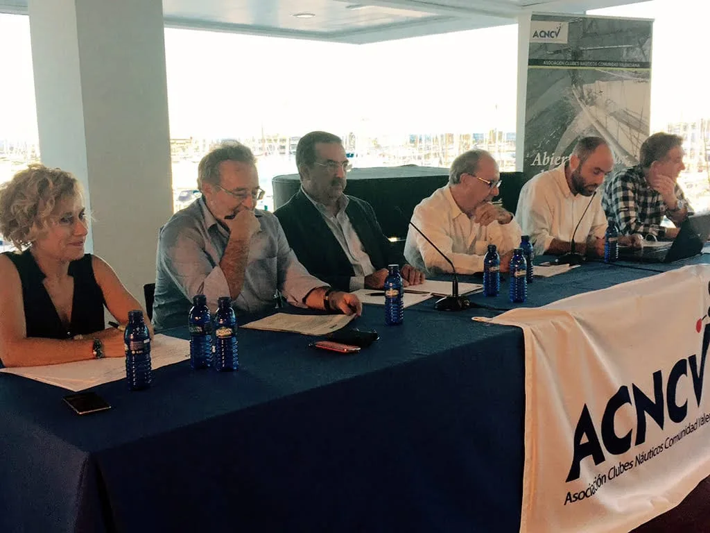 Mesa de la asamblea de clubes náuticos de la Comunitat Valenciana