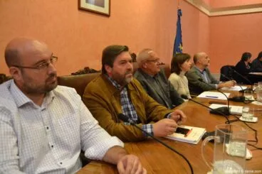 Mesa presidencial del pleno en Dénia