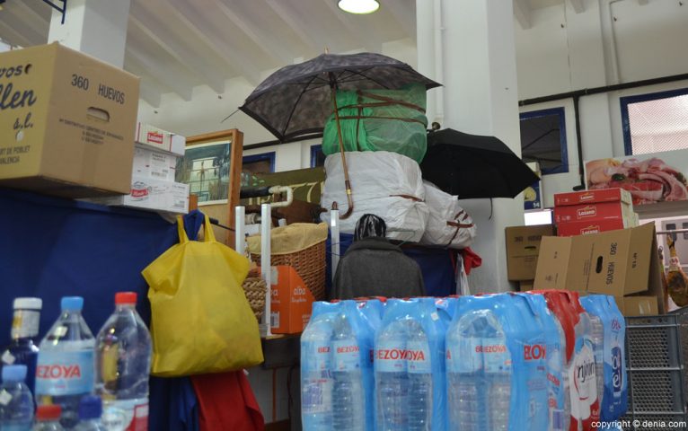 Paraguas que una vendedora ha colocado en el Mercat