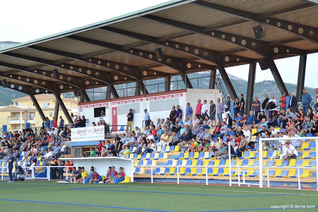 Público en la grada del Diego Mena