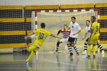 Robert lanzando a portería