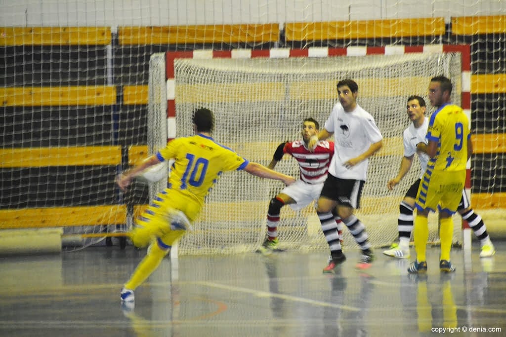 Robert lanzando a portería