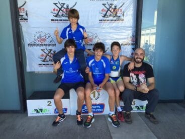 Saúl Escobar con sus chicos en Banyeres