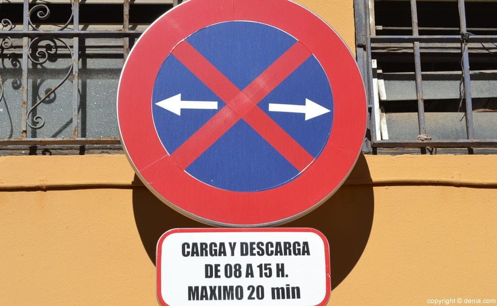 Señal de carga y descarga en el Mercat de Dénia