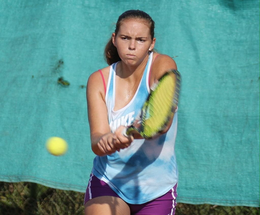 Silvia Bordes golpeando de revés