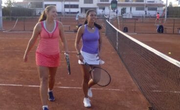 Silvia Bordes y María Torán después de un partido