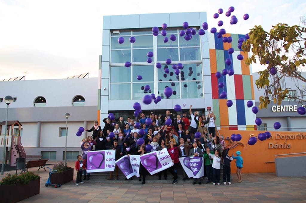 Suelta de globos en el Centro Deportivo Dénia