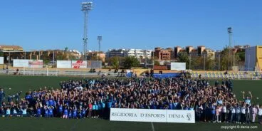Todas las escuelas saludando al público