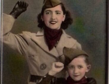 Una emigrante valenciana y su hijo