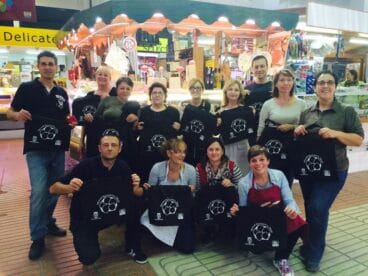 Vendedores del Mercat con las bolsas corporativas