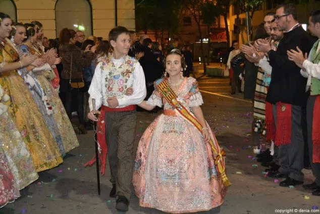Ruth Negre revivió sensaciones como maxima representante de la falla Les Roques 5 03 Presentación Les Roques Llegada de la comisión