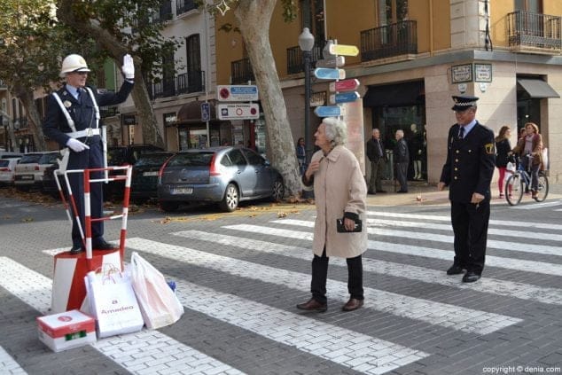 03 Sevillano y Torró con una peatón