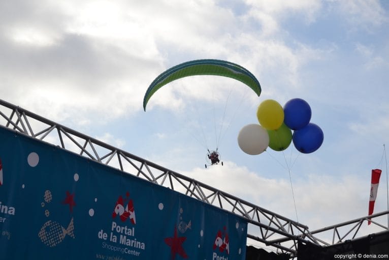 Papá Noel en Portal de la Marina - Papa Noel volando