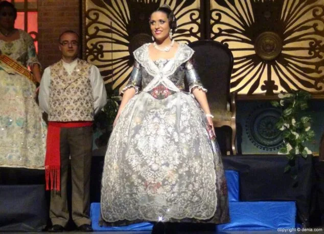 Ruth Negre revivió sensaciones como maxima representante de la falla Les Roques 30 27 Presentación Les Roques Ruth y René
