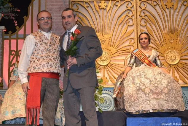 Ruth Negre revivió sensaciones como maxima representante de la falla Les Roques 40 37 Presentación Les Roques Comissió de Festes de la mare de Déu