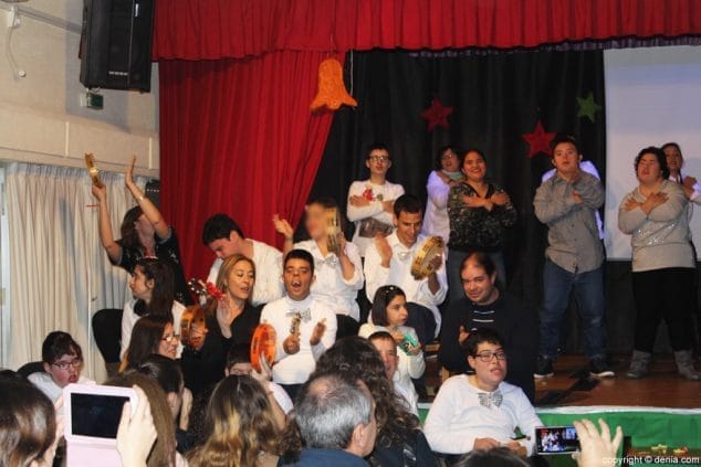 Un entrañable espectáculo dio la bienvenida a la Navidad en el colegio Raquel Payà 9 Actuación de alumnos del Raquel Payà en Navidad