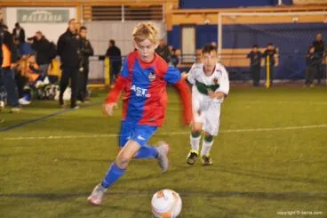 Alevín del Levante UD con el balón