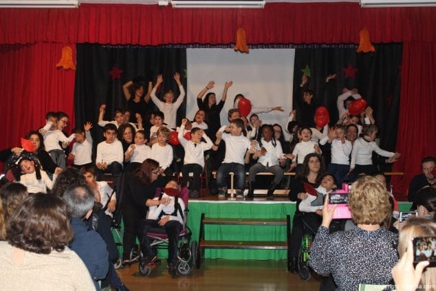 Un entrañable espectáculo dio la bienvenida a la Navidad en el colegio Raquel Payà 1 Alumnos del Raquel Payà en el Festival de Navidad