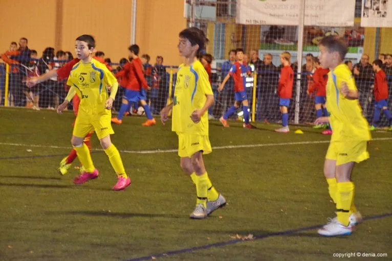 Chavales benjamines del FB Dénia