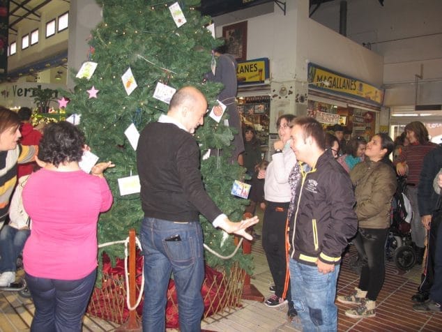 Decoración del árbol de Navidad del Mercat Municipal
