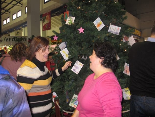 Decoran el árbol de Navidad del Mercat