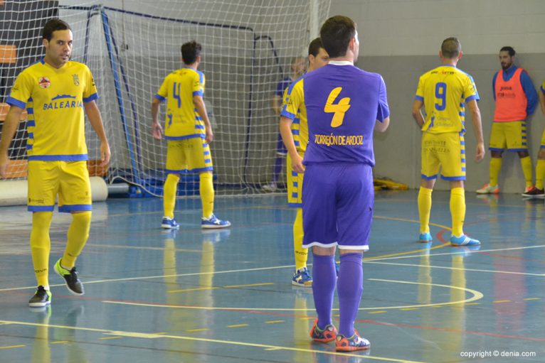 El Dénia Futsal defendiendo un ataque del CD Torrejón FS