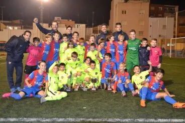 Equipos del Levante UD celebrando los triunfos