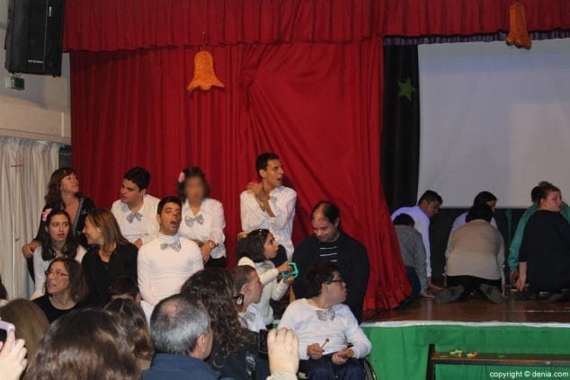Un entrañable espectáculo dio la bienvenida a la Navidad en el colegio Raquel Payà 11 Festival de Navidad en el CEE Raquel Payà