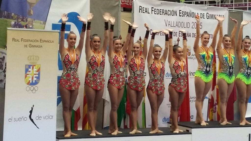 Laura Crespo con su equipo del Club Ribarroja