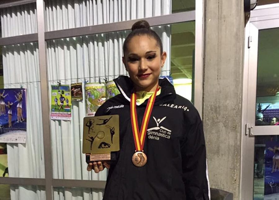 Laura Crespo luciendo la medalla