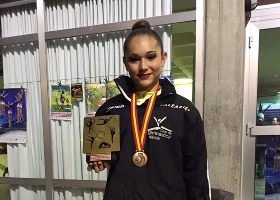 Laura Crespo luciendo la medalla