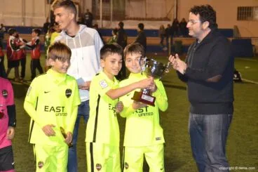 Los benjamines del Levante cogiendo el trofeo